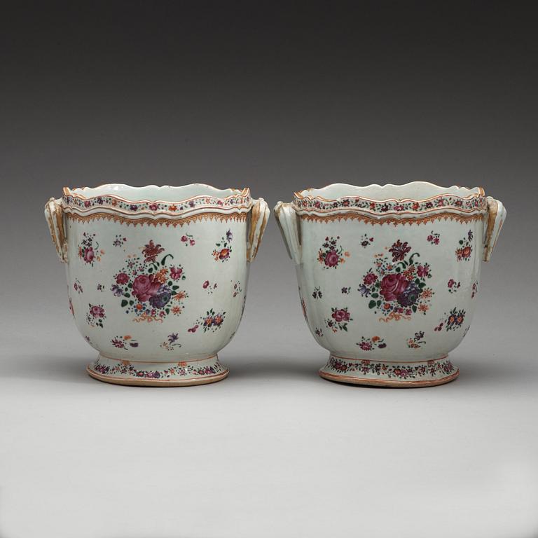 VINKYLARE, ett par, kompaniporslin. Qingdynastin, Qianlong (1736-95).