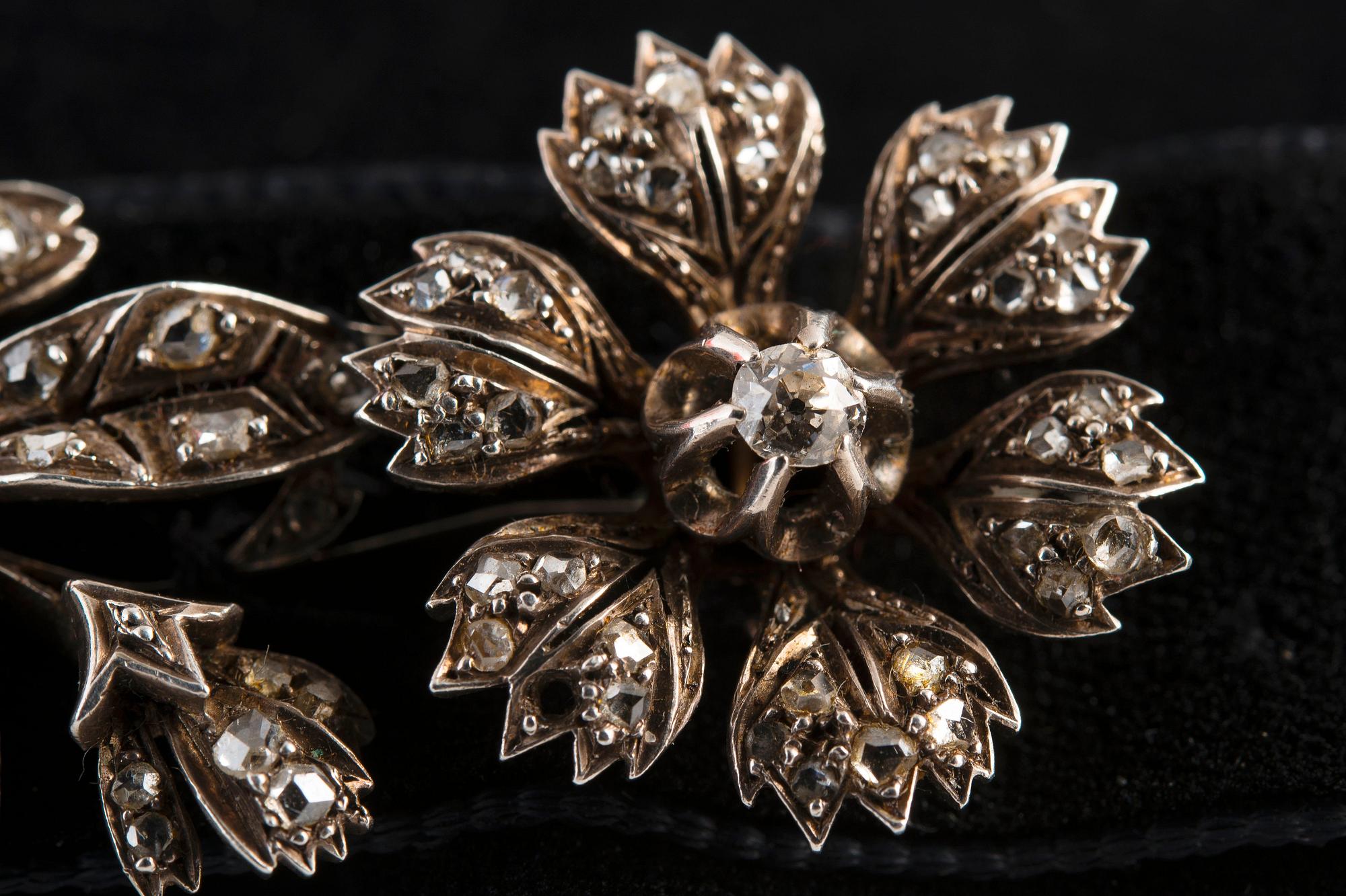 Collier, antik- och rosenslipade diamanter ca 1.13 ct. infattade i silver på 18K guldbotten. Vikt ca 8 g.