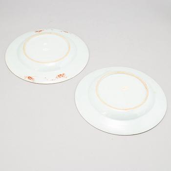 A set of four (2+2) dinner plates, Qing dynasty, Qianlong (1736-95).