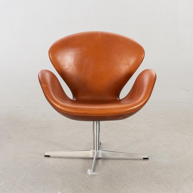 ARNE JACOBSEN, fåtölj, "Svanen", för Fritz Hansen Danmark, 2004.