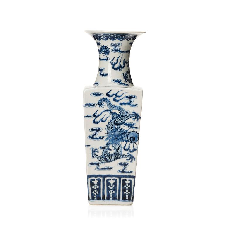 A blue and white vase, Qing dynasty, 19th century.