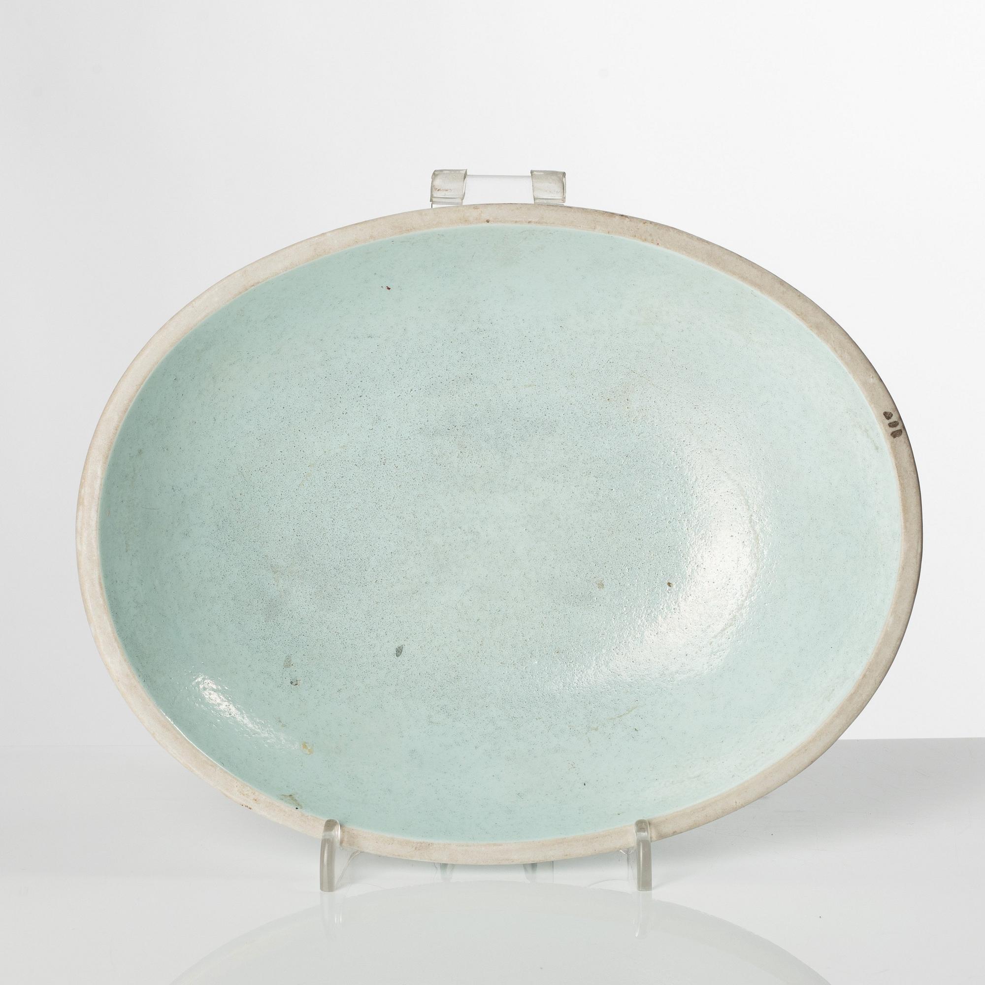A monochrome bisquit Gui cover, Qing dynasty 18/19th Century.