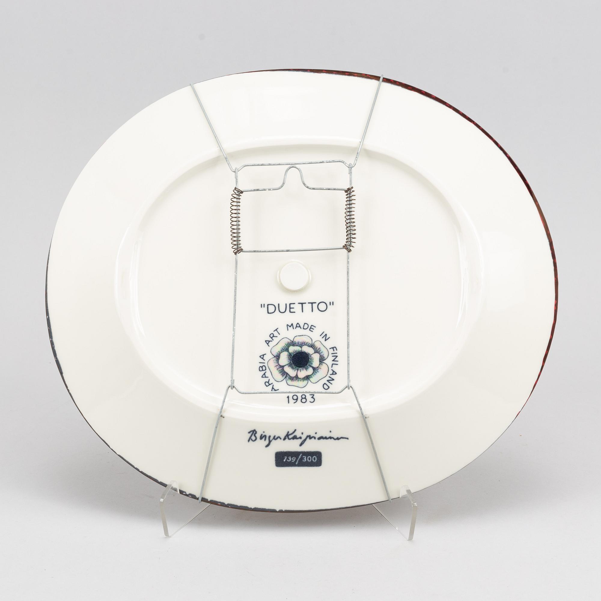 A ceramic plate, 'Duetto', by Birger Kaipiainen, Arabia Art 1983. Signed and numbered 139/300.