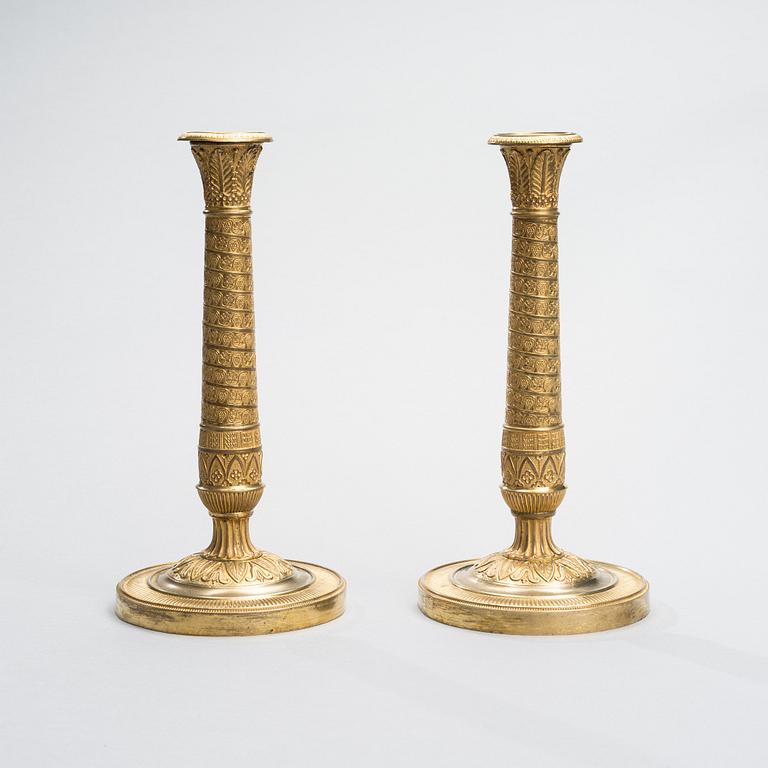 LJUSSTAKAR ETT PAR, förgylld brons, empire, Frankrike 1800-talets första hälft.