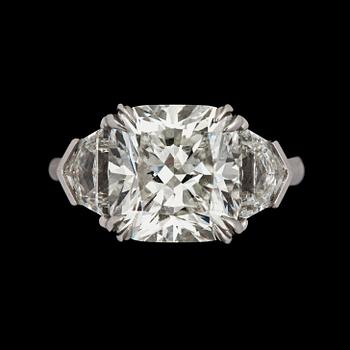 973. A diamond ring. Cushion cut 5.50 cts, quality G/VVS2 according to certificate. Side stones total carat weight 1.13 cts.