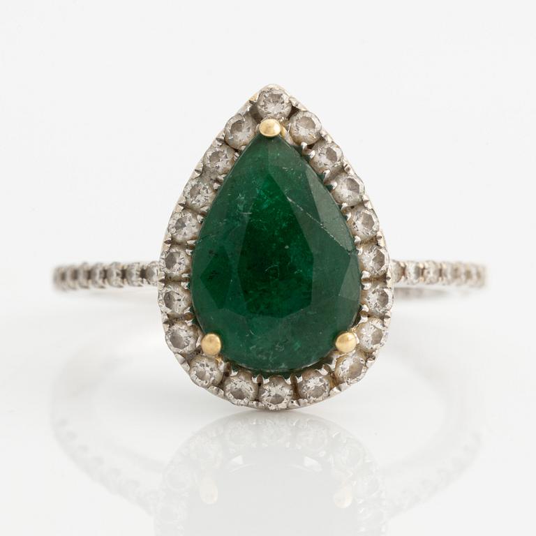 Ring, 18K vitguld, med droppformad smaragd och briljantslipade diamanter.