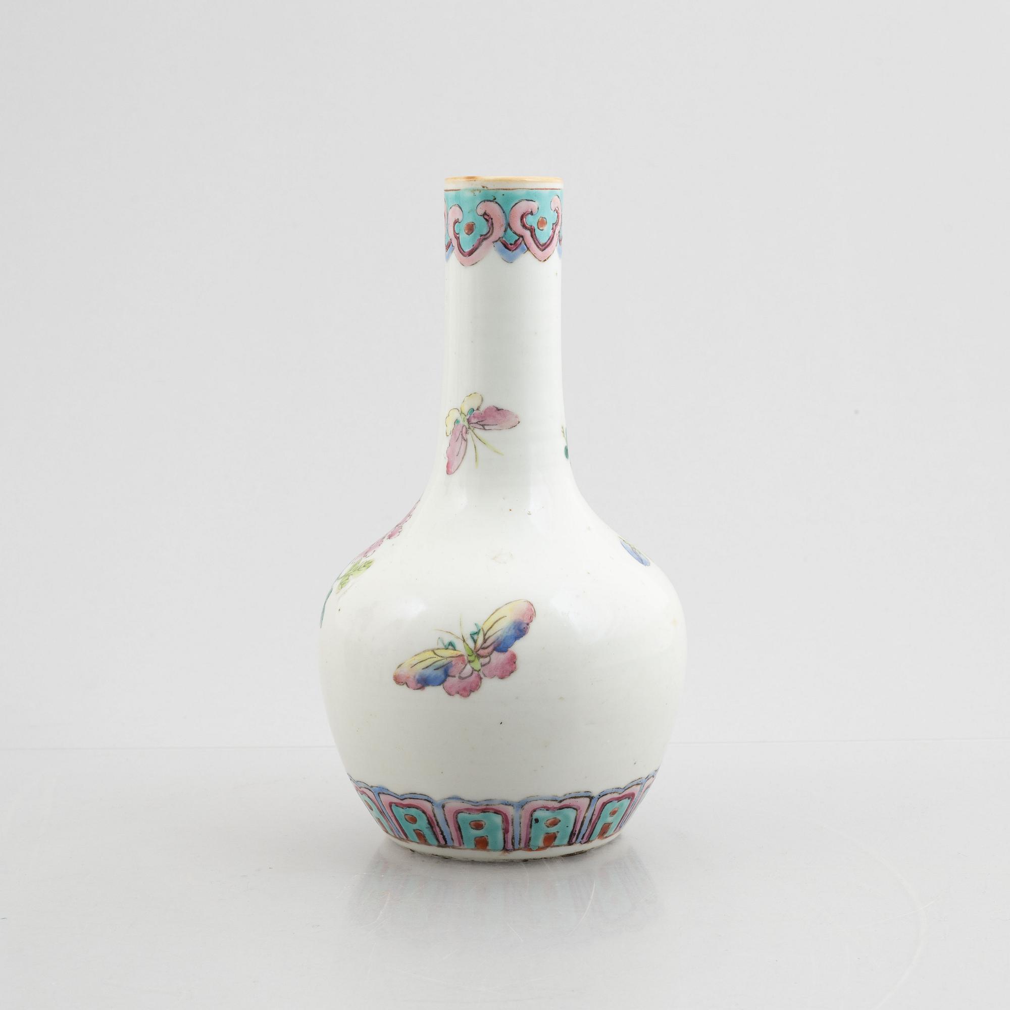 A porcelain vase, China, Qing dynasty, late 19th century.