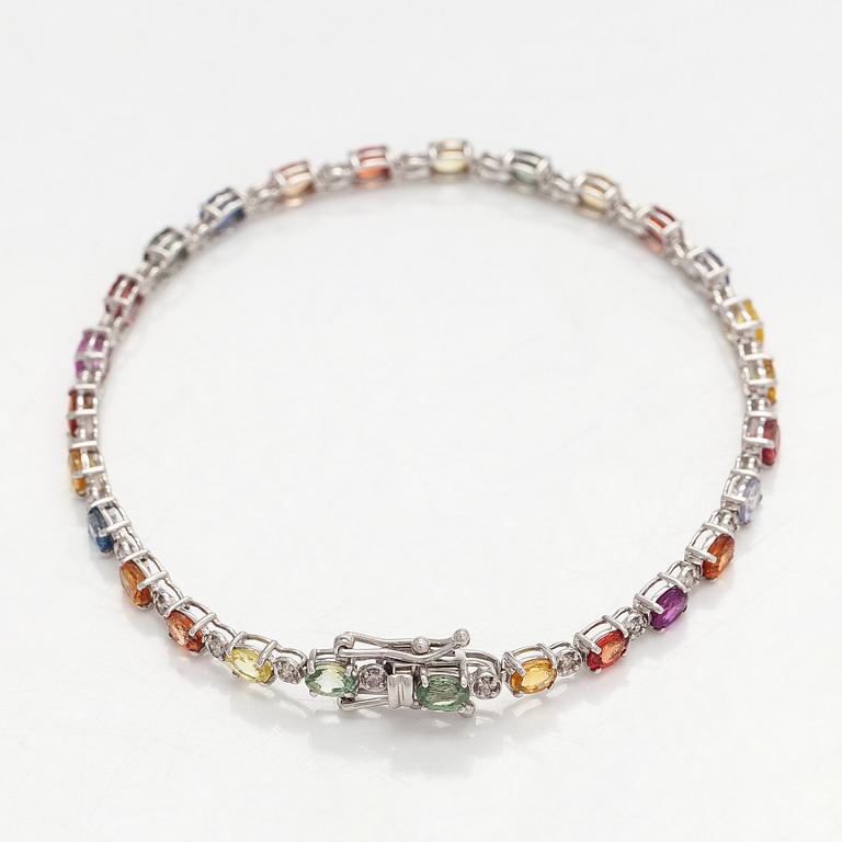 Rannekoru, 18K valkokultaa monivärisillä safiireilla ja timanteilla.