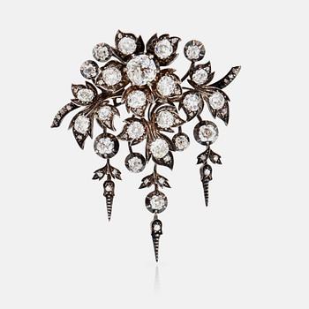 526. An antique-cut diamond brooch. Total carat weight 9.50 ct.