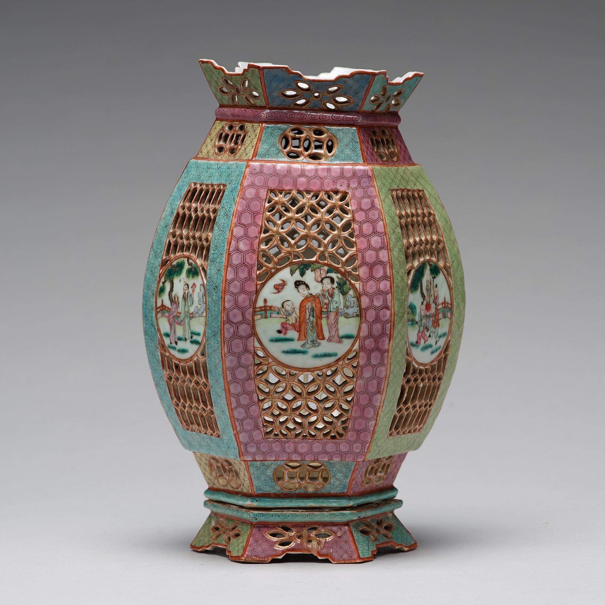 LYKTA med STÄLL, porslin. Qingdynastin, 1800-tal.