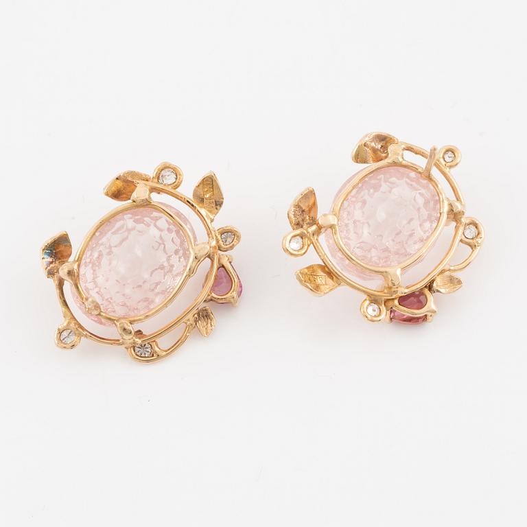 Earrings, Mandelstam, 18K gold with carved rose quartz, pink tourmalines, and brilliant-cut diamonds.