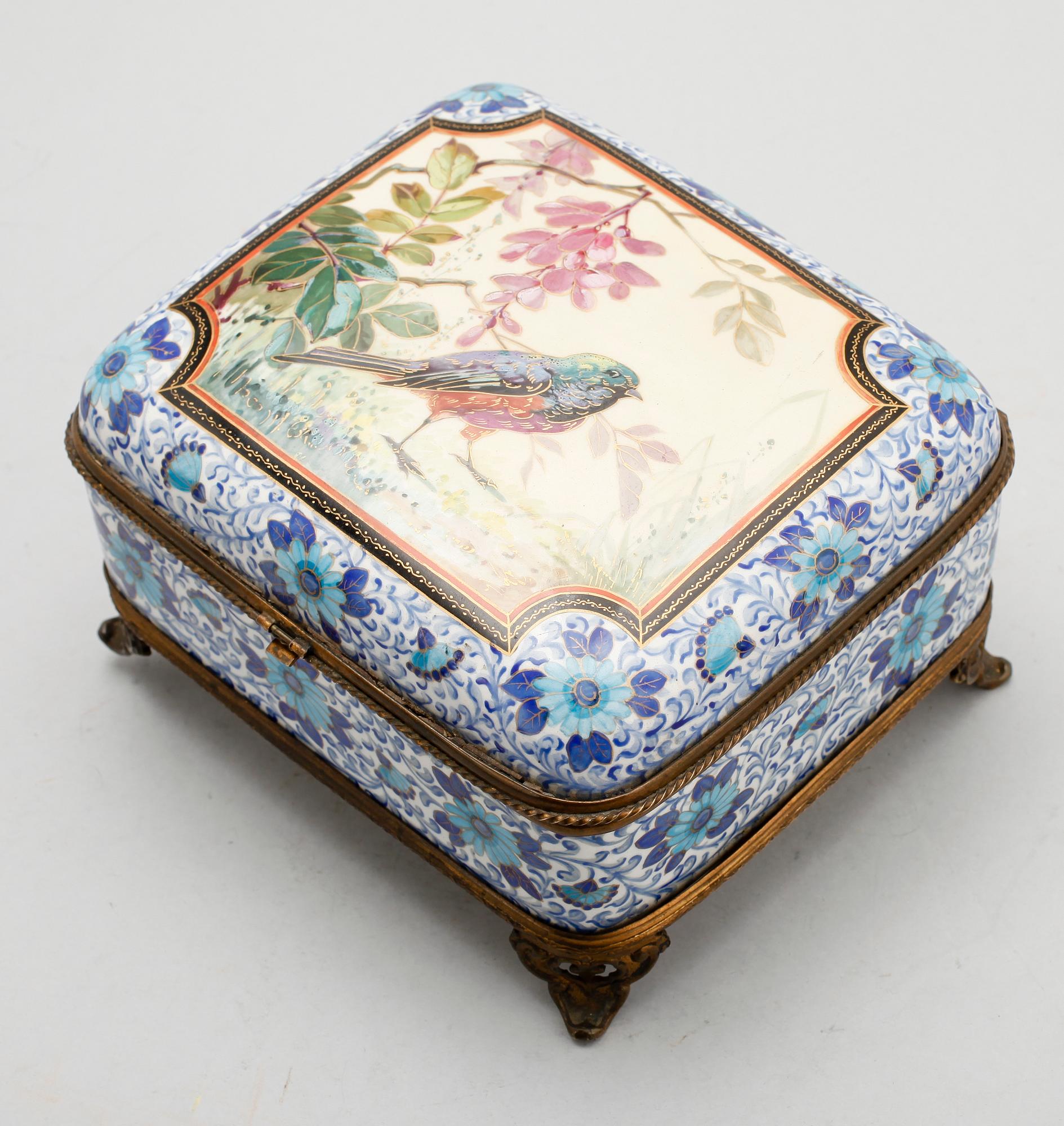 DOSA, porslin och mässing, 1800-/1900-tal.