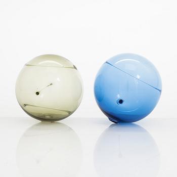 Timo Sarpaneva, konstglas, "Aurinkopallo" (Solbollar), 2 st, Iittala, den ena signerad TS.
