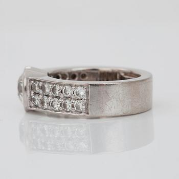 RING med olikaslipade diamanter.