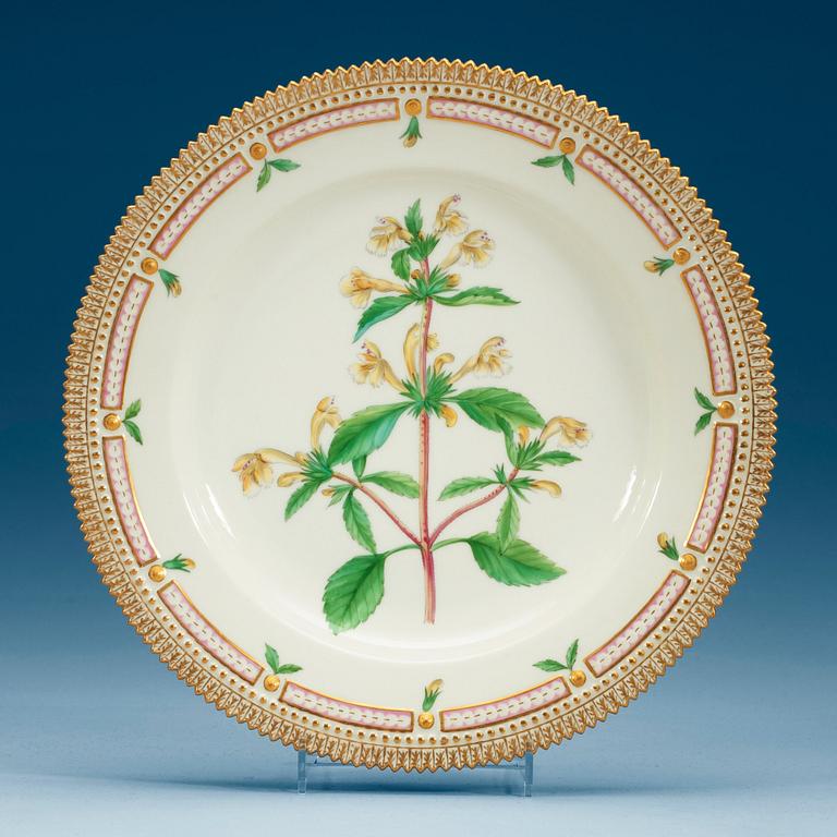A set of 14 Royal Copenhagen 'Flora Danica' dinner plates, Denmark, 20th Century.