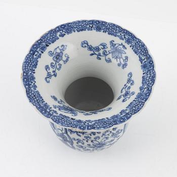 A Chinese blue and white Zhadou vase, porcelain, Qing dynasty, Qianlong (1736-95).