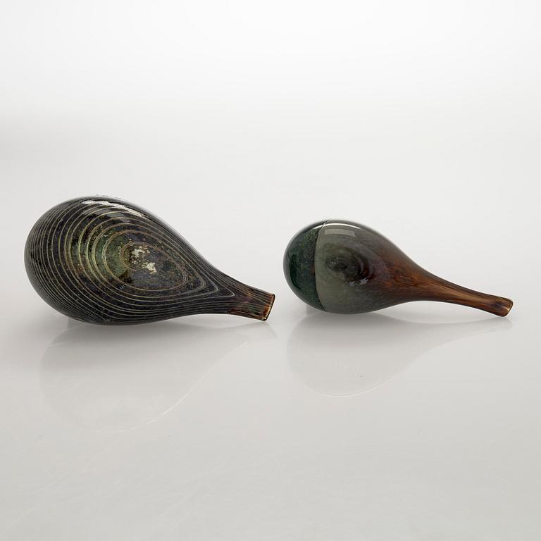 Oiva Toikka, Two glass birds, signed O. Toikka Nuutajärvi.