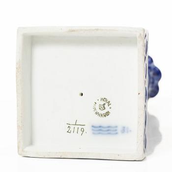 Ljusstakar, ett par, porslin, "Musselmalet", modell 2119, Royal Copenhagen, Danmark 1889-1922.