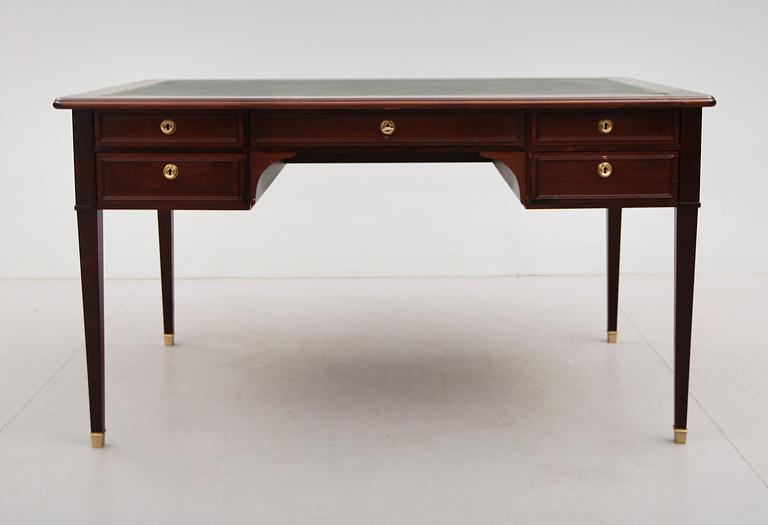 SKRIVBORD, gustaviank stil, 1900-talets andra hälft.