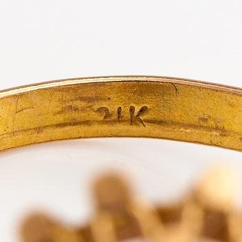 A ca. 21K gold ring with an amethyst.