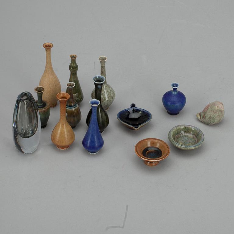 MINIATYRFÖREMÅL, 13 st, keramik, signerade John Andersson, Höganäs. 1900-talets senare hälft.