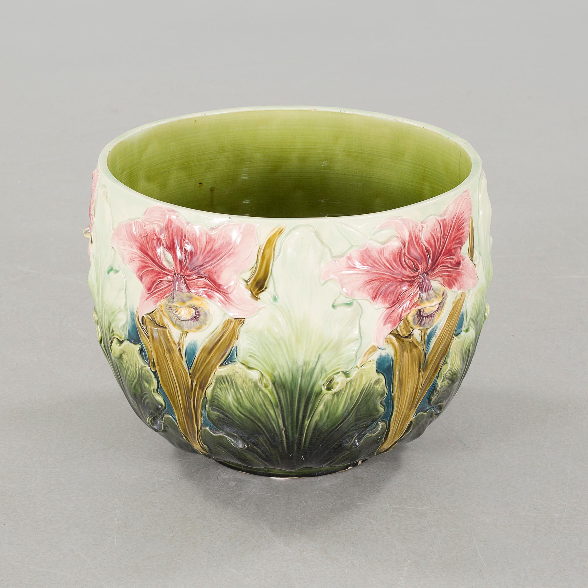 A majolica flower pot, around the year 1900.