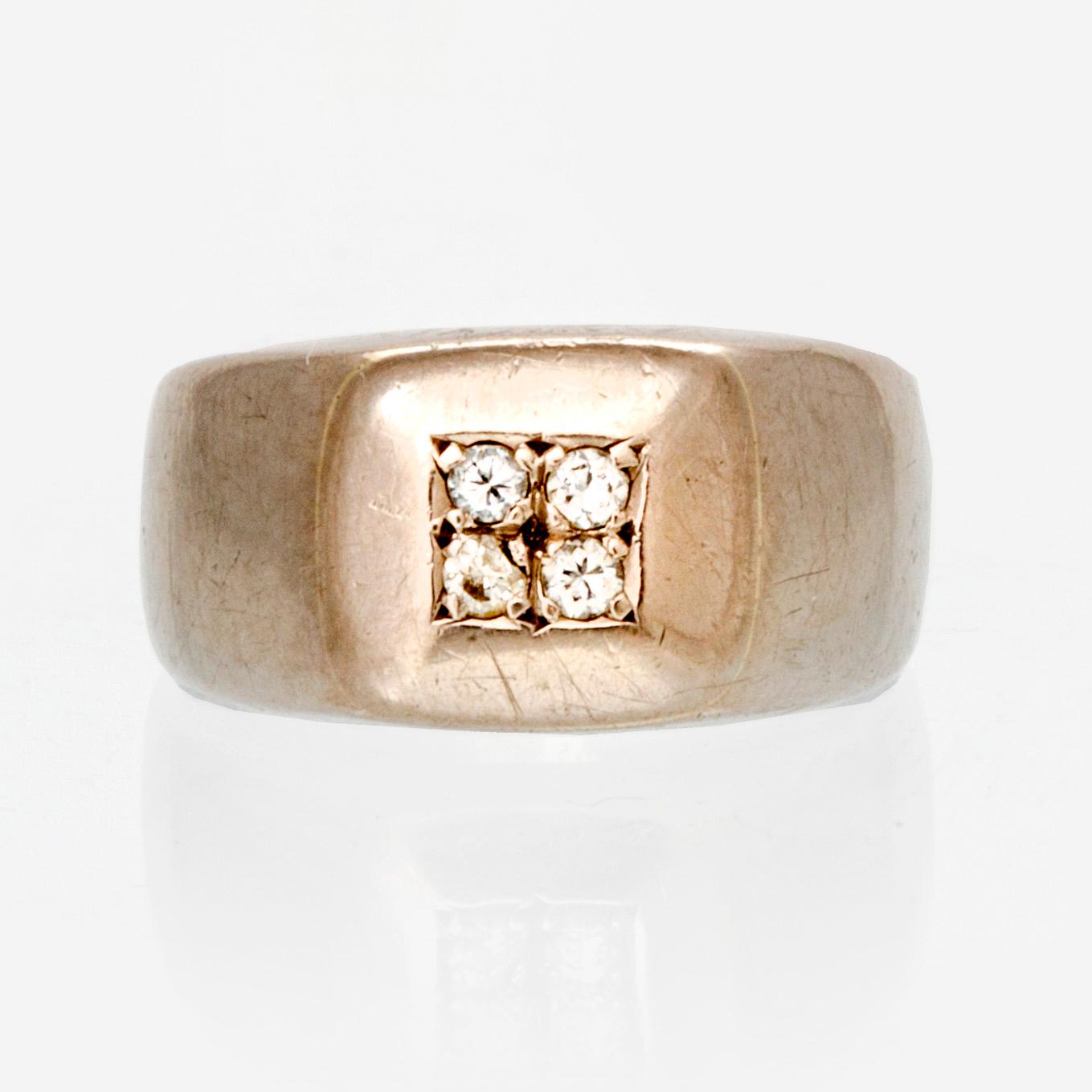 An 18K white gold ring with round brilliant cut diamonds.