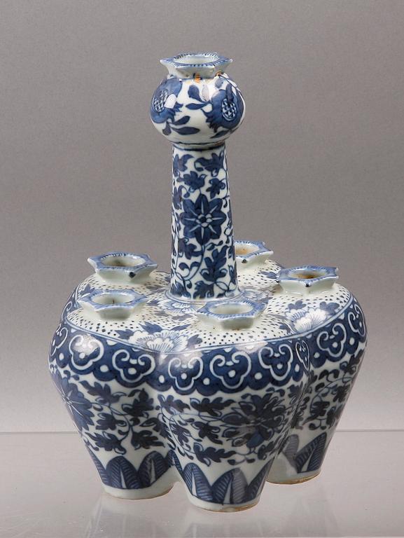 TULPANVAS, porslin, Kina, 1800/1900-tal.