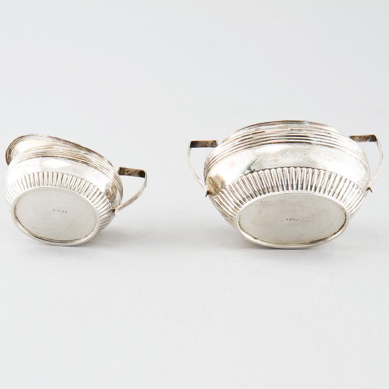 A sugar bowl and a creamer by Henry Stratford in Sheffield, 1895, weight 289 g.