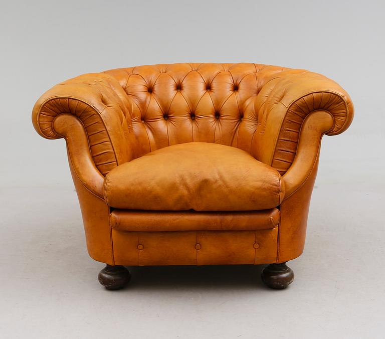 FÅTÖLJ, Chesterfield-modell, 1900-talets andra hälft.