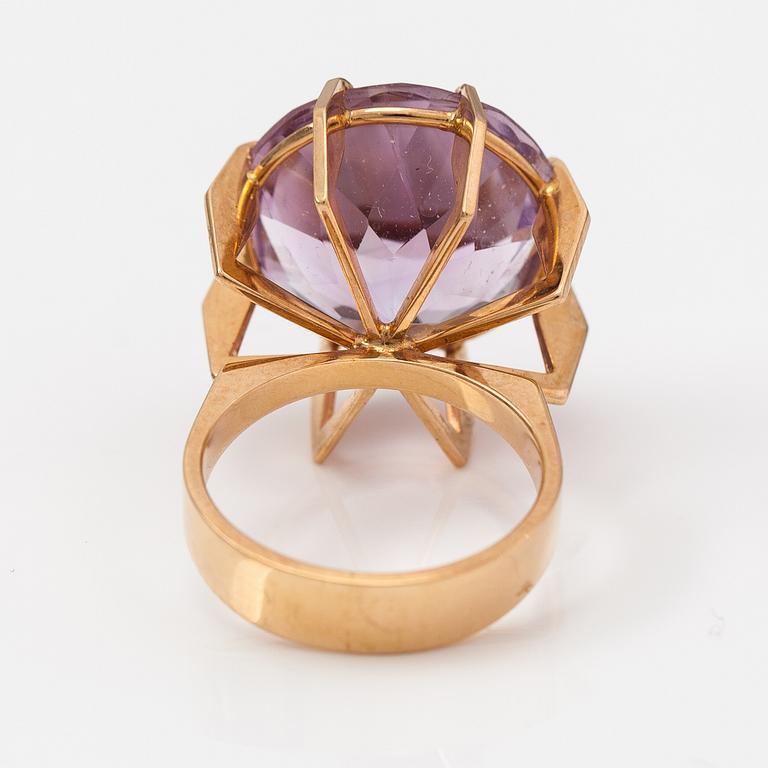 Elis Kauppi, A 14K gold and amethyst ring. Kupittaan kulta, Turku.