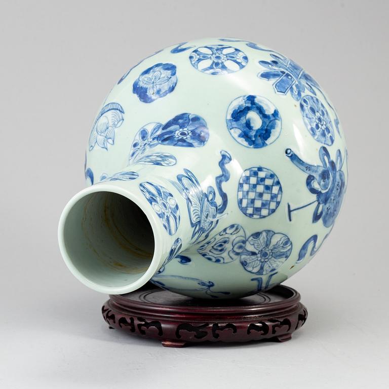 A blue and white tianqiuping vase, Qing dynasty, late 19th/early 20th century.