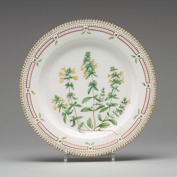 TALLRIKAR/FAT,  åtta stycken, porslin. "Flora Danica", Kungl. Dansk, 1900-tal.