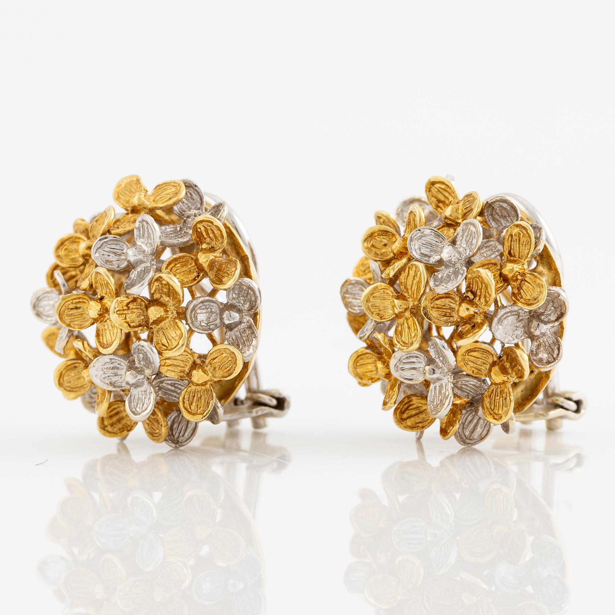 Ett par örhängen 18K guld i två färger.