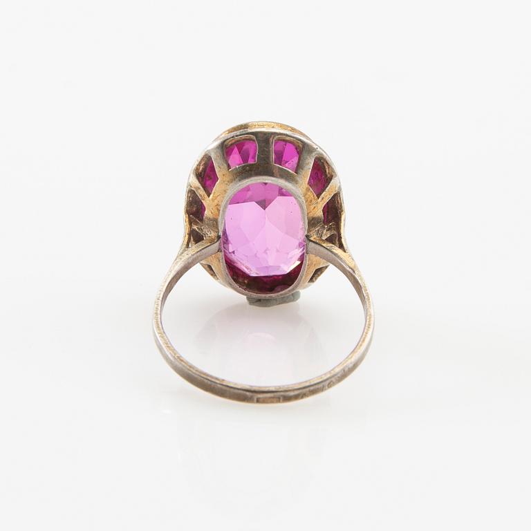 Tiara av silver med odlade pärlor och rosa fasetterat glas, ring av silver med syntetisk rosa safir, Hässleholm 1964.