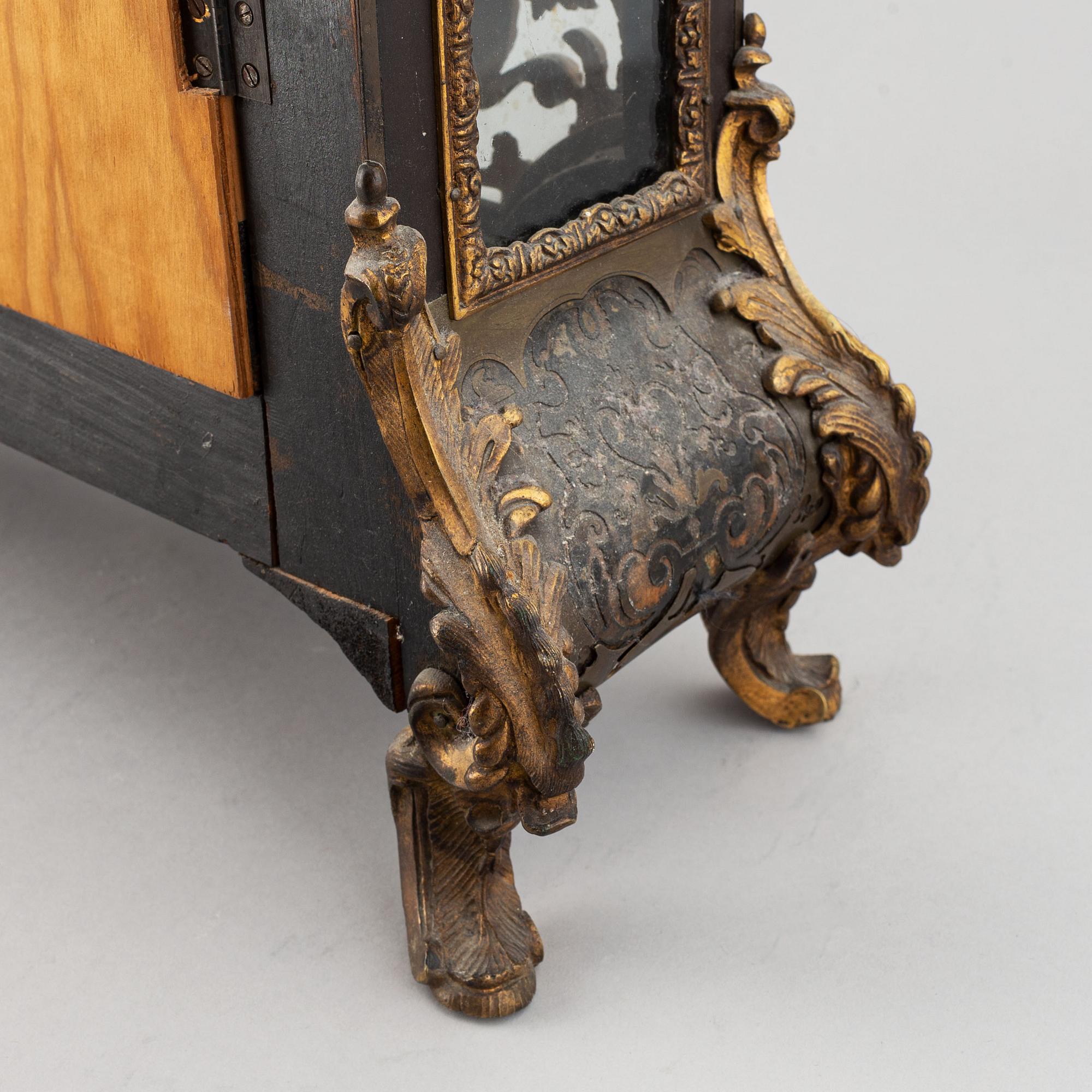 A French mantle clock, 19th century.