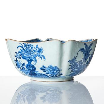 A blue and white bowl, Qing dynasty, Qianlong (1736-95).