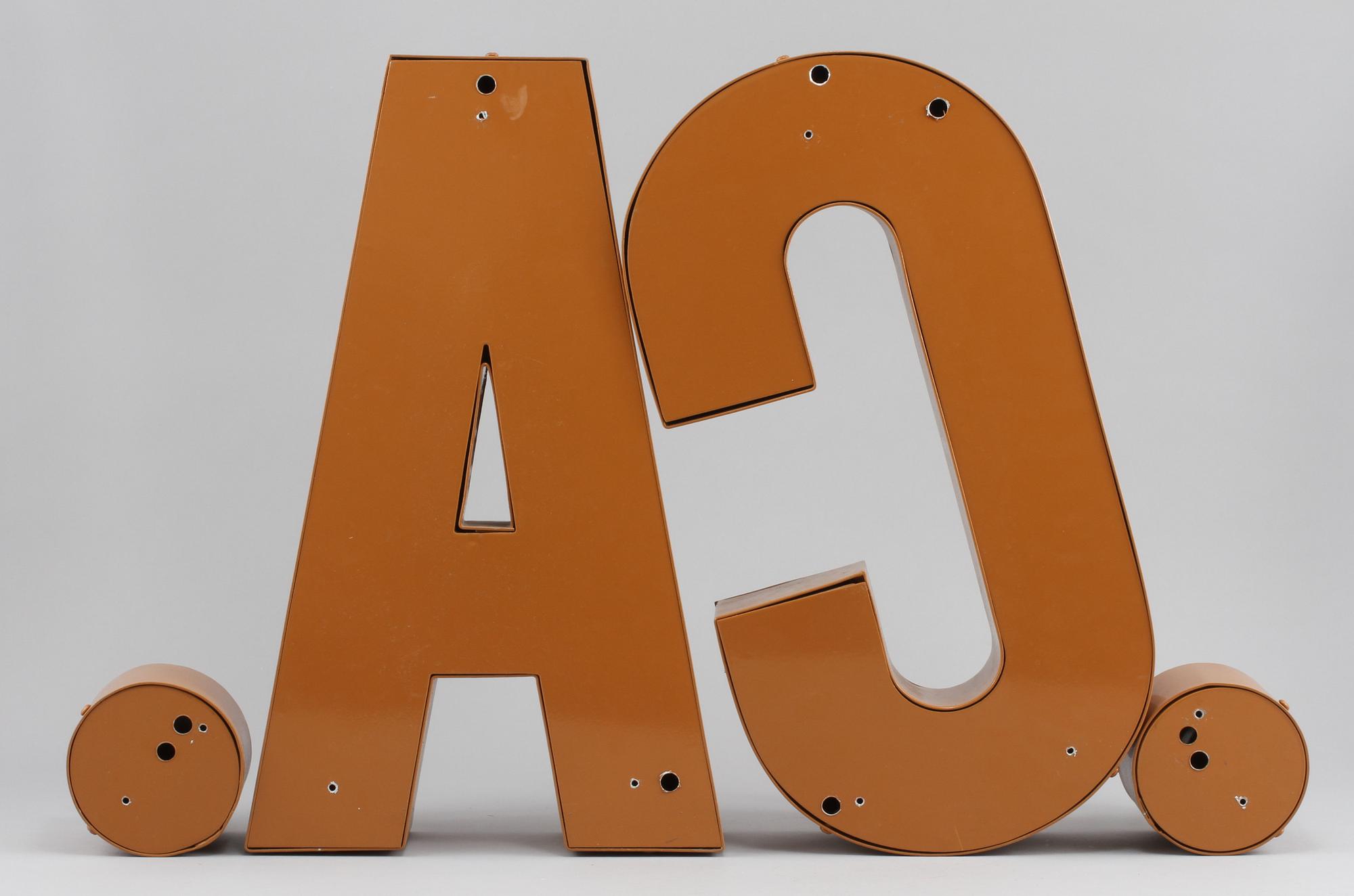 SKYLTBOKSTÄVER MED NEONRÖR, 4 delar, 1900/2000-tal.