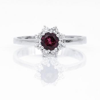 RING, 14K vitguld med turmalin 0,52 ct och 8 briljantslipade diamanter tot ca 0,23 ct. Vikt 2,31 gram.