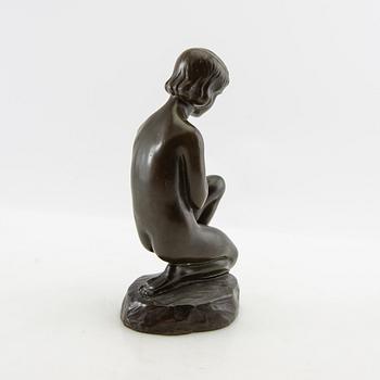 Elna Borch, Sculpture of a seated girl.