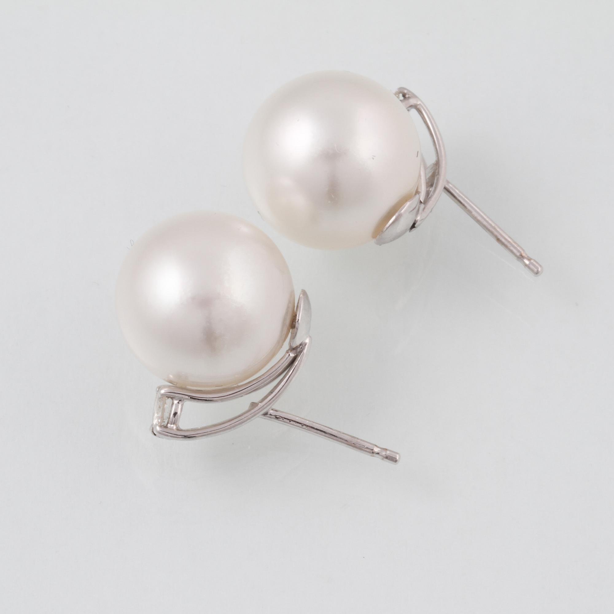 ÖRHÄNGEN, 18K vitguld med briljantslipade diamanter ca 0.39 ct samt odlade South Seapärlor. Vikt 10,1 gram.