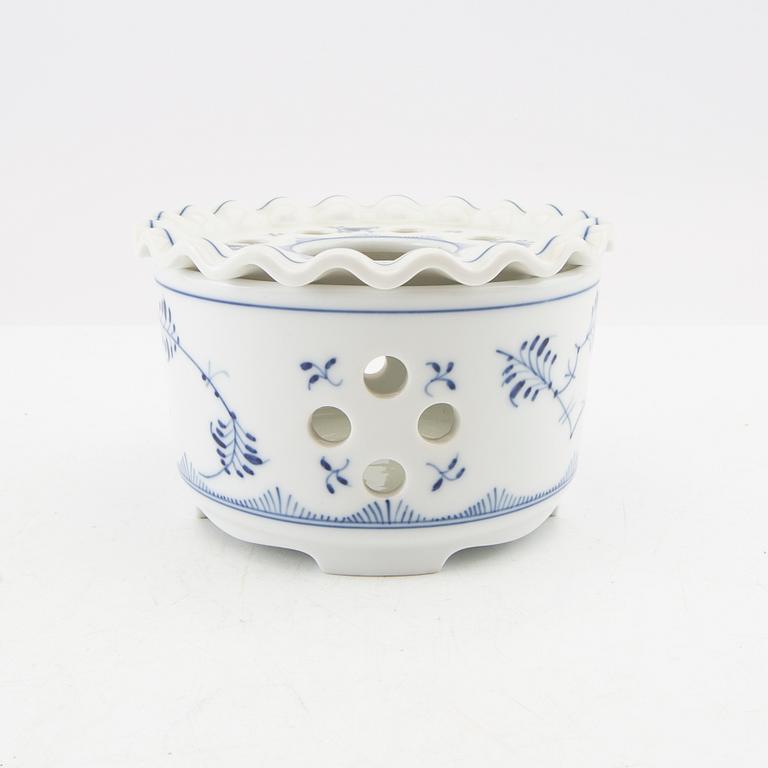 Warming stand "Musselmalet" Royal Copenhagen Denmark porcelain.