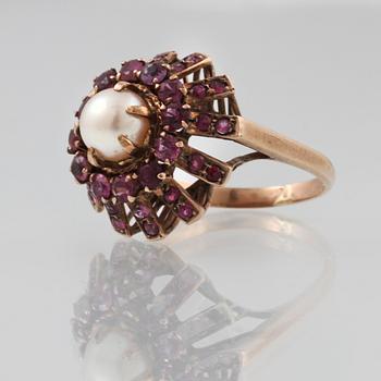 RING, 14K guld med odlad pärla och rosa safirer. Vikt 4,3 gram.
