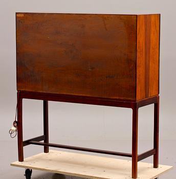 BARSKÅP, troligen Torbjörn Afdal, Mellemstrands trevareindustri, Vigrestad, Norge, etikettmärkt.