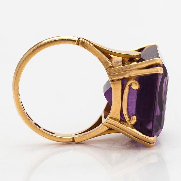 An 18K gold ring with an amethyst. Boris Sarvala, Helsinki, Finland, 1960.