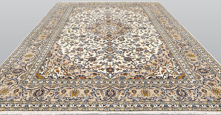 A Keshan carpet, approx. 390 x 295 cm.