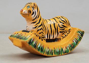 GUNGHÄST, i form av tiger, papier marche, 1900-talets slut.