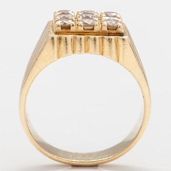 An 18K gold ring with diamonds ca. 1.53 ct in total.