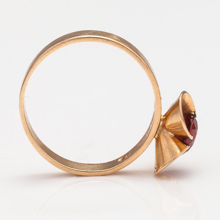 Elis Kauppi, Ring, hänge ohc örhängen, 14K guld, granater. Kupittaan kulta, Åbo 1972.