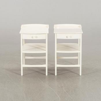 A PAIR OF CARL MALMSTEN BEDSIDE TABLES.